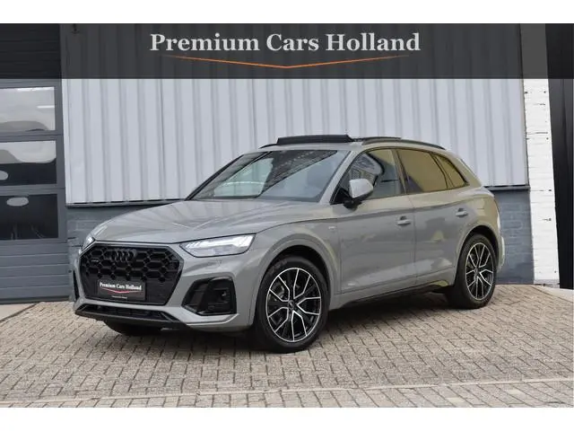 Audi Q5 55 TFSI e S-Line 367 Pk Quantum Grey Exclusive Pano Luchtvering ACC Sfeer 20 Inch