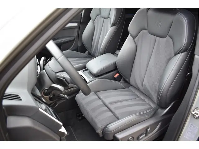 Audi Q5 55 TFSI e S-Line 367 Pk Quantum Grey Exclusive Pano Luchtvering ACC Sfeer 20 Inch