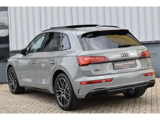 Audi Q5 55 TFSI e S-Line 367 Pk Quantum Grey Exclusive Pano Luchtvering ACC Sfeer 20 Inch
