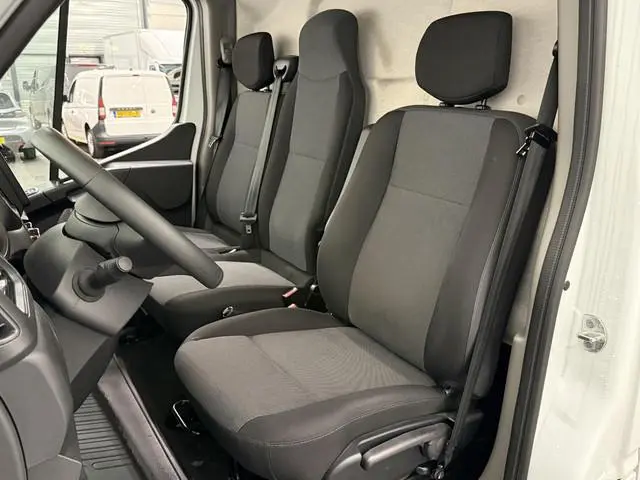 Renault Master T33 2.3 dCi 135 L2H2 Airco Cruise control Parkeersensoren Navigatie Trekhaak