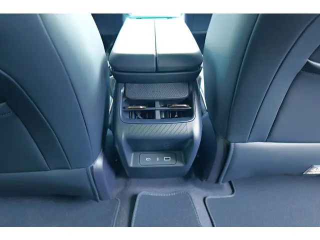 Lynk & Co 08