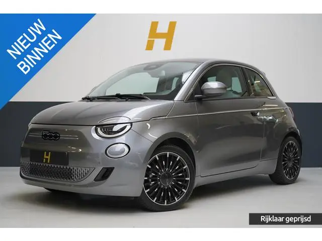 Fiat 500e La Prima 42 kWh | SoH 98,4% | Stoelverwarming | Navigatie | Leder | Lm velgen | All-season...