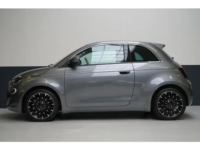Fiat 500e La Prima 42 kWh | SoH 98,4% | Stoelverwarming | Navigatie | Leder | Lm velgen | All-season...