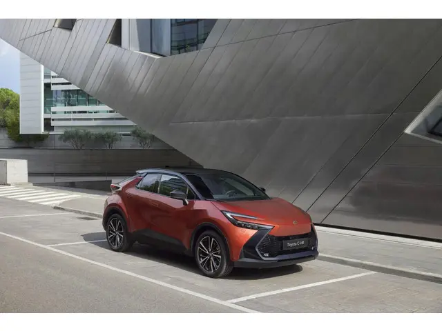 Toyota C-HR 1.8 Hybrid 140 Active €33.850,- RIJKLAAR! Nu €2.645,- voordeel! Nu extra scherp geprijsd...