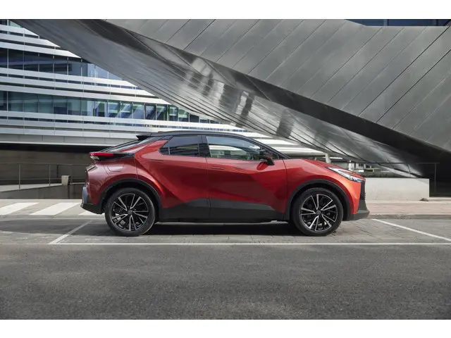 Toyota C-HR 1.8 Hybrid 140 Active €33.850,- RIJKLAAR! Nu €2.645,- voordeel! Nu extra scherp geprijsd...