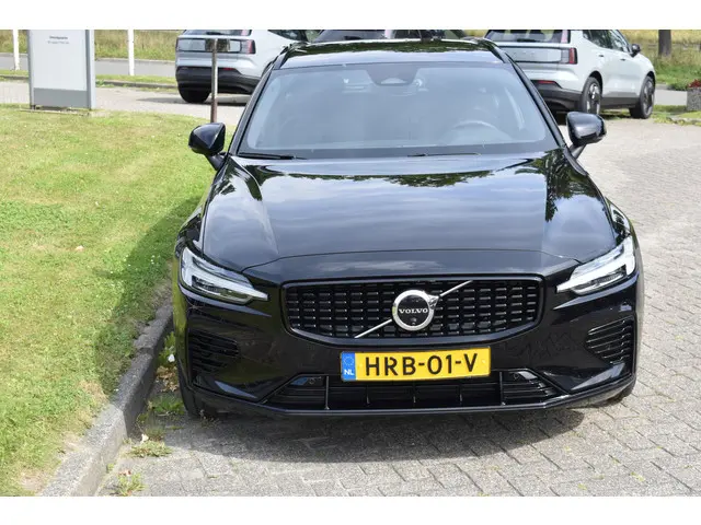 Volvo V60 T6 AWD 350PK Plug-in Hybrid Plus Dark | ACC | Pilot Assist | Stoel stuurverwarming | Camer...