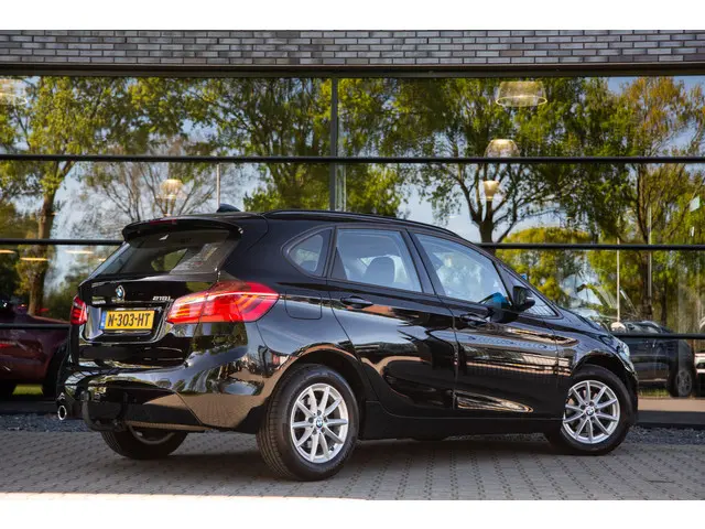 BMW 2-serie Active Tourer 218i High Executive , Trekhaak, Navigatie, Stoelverwarming,