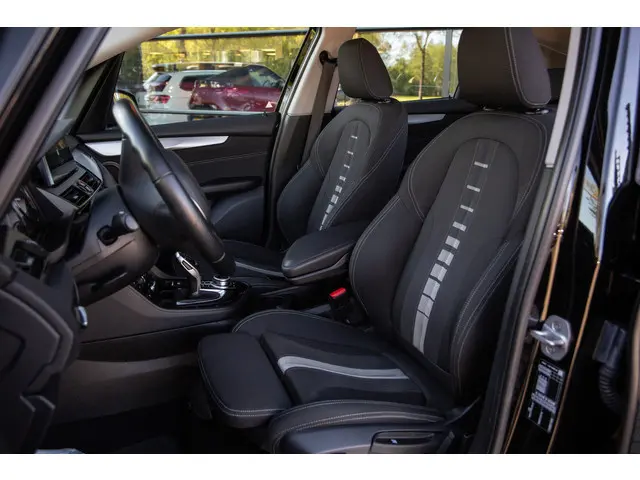 BMW 2-serie Active Tourer 218i High Executive , Trekhaak, Navigatie, Stoelverwarming,