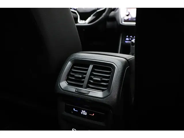 Volkswagen Tiguan 1.5 TSI R-Line Business | WINTER / TRAILER- PACK | PANORAMADAK | IQ LIGHT | DAB |...