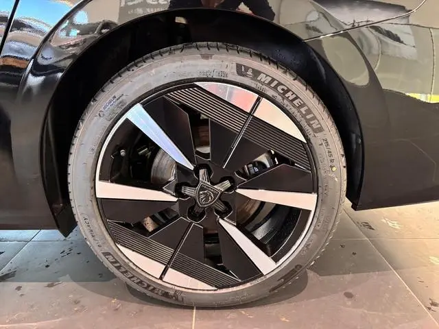 Peugeot e-308