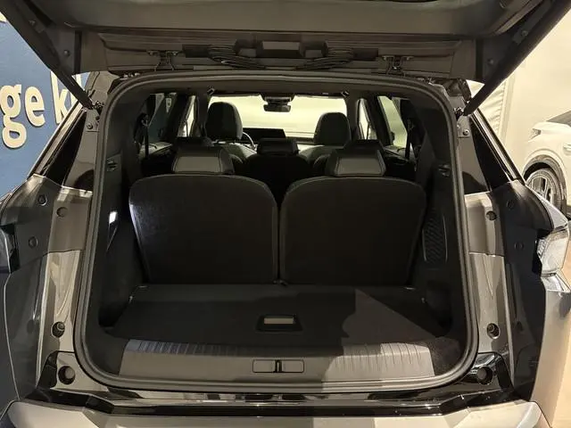 Peugeot e-5008