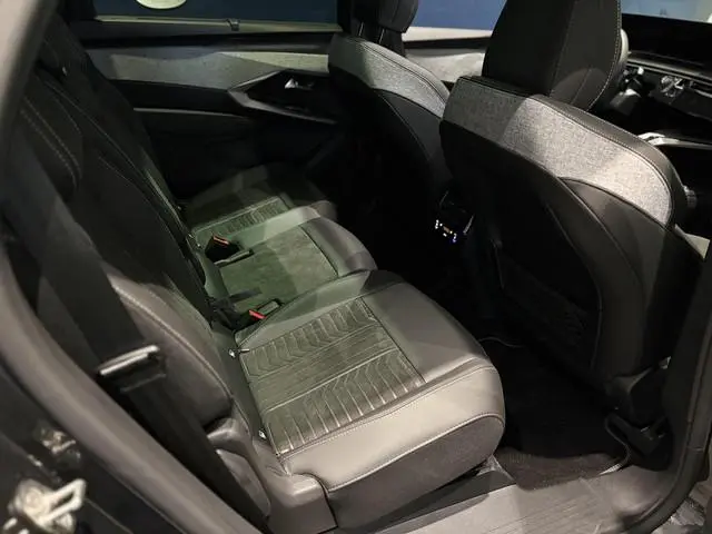 Peugeot e-5008