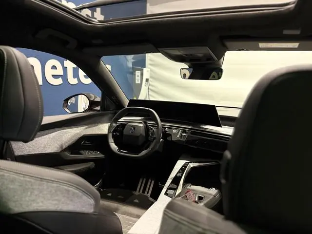 Peugeot e-5008