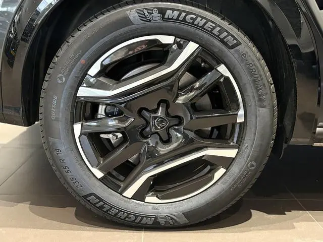 Peugeot e-5008