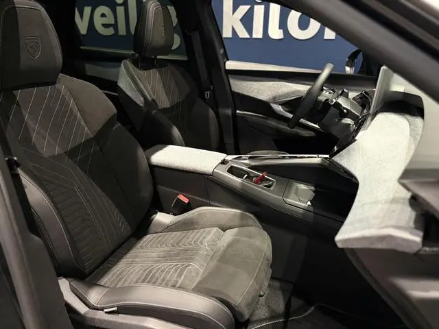 Peugeot e-5008