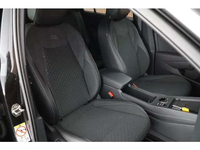 Volkswagen T-Roc 1.5 eTsi 150pk DSG R-Line First Edition Trekhaak Camera Stoelverwarming Carplay
