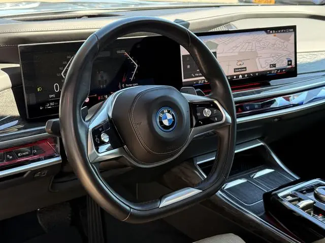 BMW 7-serie 750e xDrive | Bowers & Wilkins | 360 | SkyLounge | Leder | Trekhaak | Rolscherm | Achter...