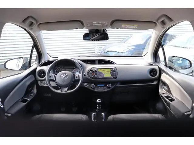 Toyota Yaris 1.5 VVT-i Dynamic,  All season, Sensoren achter, Dealer onderhouden!