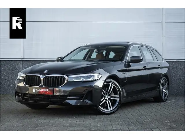 BMW 5 serie Touring 530e Panoram / Camera / Leder / Elec stoelen /