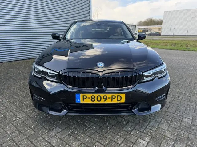 BMW 3-serie 320e Business Edition Plus Sport LineLederen Sportstoelen Carplay Achteruitrijcamera Liv...