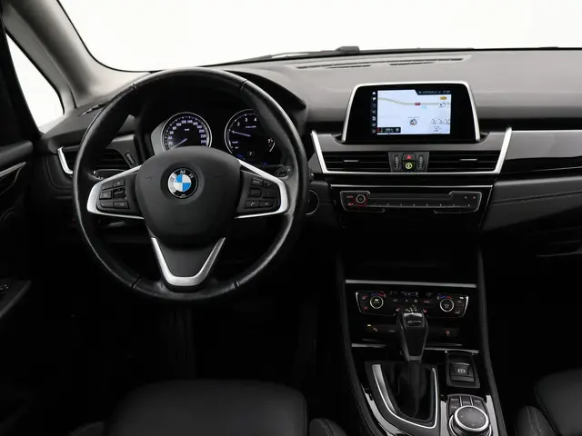 BMW 2-serie Active Tourer 225xe 224 PK XDRIVE PLUG-IN HYBRID + STOELVERWARMING / AFN. TREKHAAK / NAV...