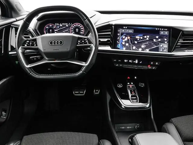 Audi Q4 e-tron 40 S edition 77 kWh · SOH 97,4% · Panoramadak · Camera · Head-Up Display · Stoelverwa...