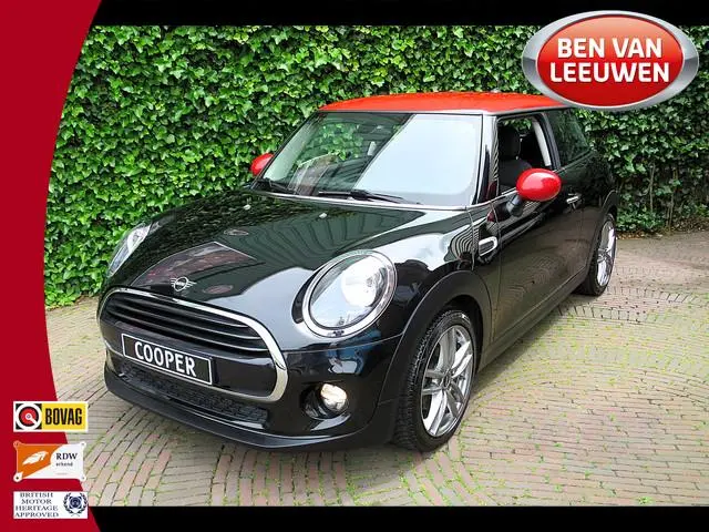 MINI Cooper 1.5 F56 LCI met Navi, BT, Clima, PDC en 17"