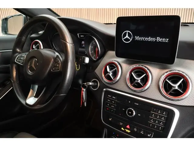 Mercedes-Benz GLA-klasse 200 156pk Prestige Automaat LED Climate Control Stoelverwarming Navigatie