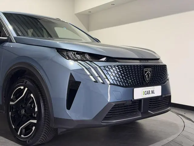 Peugeot e-5008
