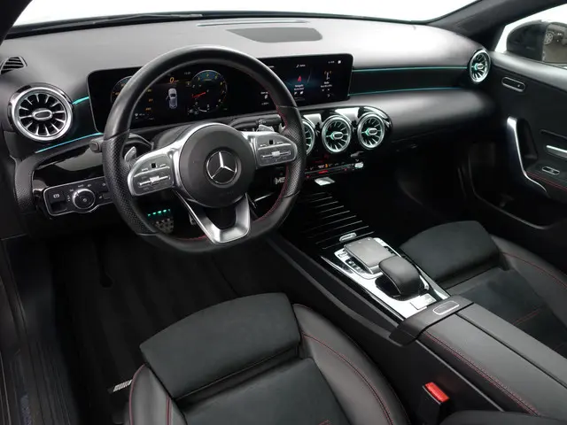 Mercedes-Benz A-klasse 200 AMG Tiffany Premium Plus Aut- 19dkm, Panoramadak, Sfeerverlichting, Camer...