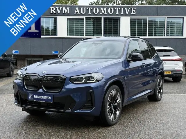 BMW iX3 High Executive 80 kWh M-SPORT SHADOW| SOH 99%| VAN: 43.900,- VOOR: 40.877,- UW HERFSTVOORDEE...