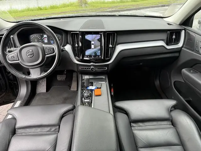 Volvo XC60 2.0 B5 Momentum Exclusive ** Panodak ** Trekhaak ** Leder *** HUD ** 360 camera