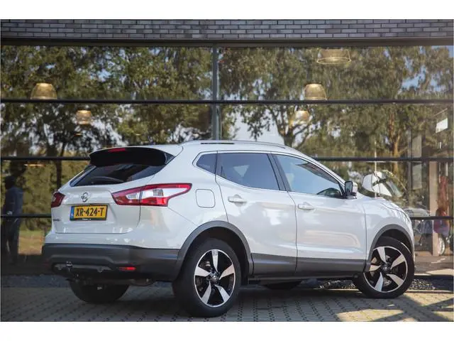 Nissan Qashqai 1.2 Connect Edition , Panoramadak, Stoelverwarming, Trekhaak, Rondomcamera,