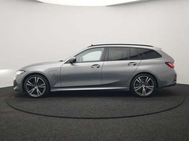 BMW 3-serie Touring 330e M Sport FACELIFT PHEV 293pk Dealer O.H. | Trekhaak Af Fabriek | Panodak | H...