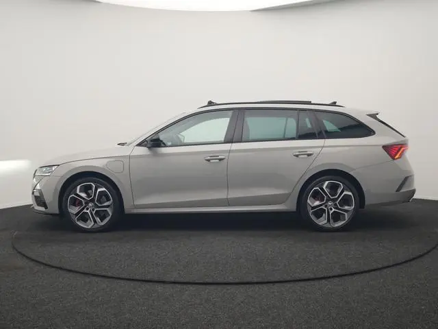 ŠKODA Octavia Combi 1.4 TSI iV RS PHEV 245pk Dealer O.H. | Panodak | Adaptive Cruise | Camera | Spor...