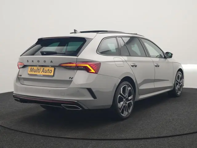 ŠKODA Octavia Combi 1.4 TSI iV RS PHEV 245pk Dealer O.H. | Panodak | Adaptive Cruise | Camera | Spor...