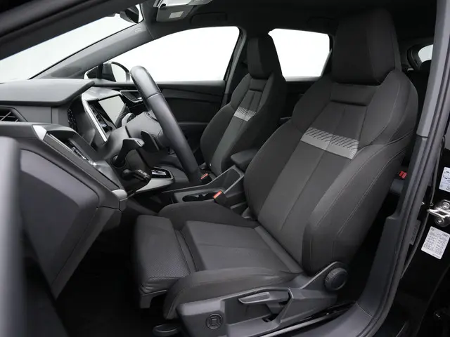 Audi Q4 e-tron 40 Launch edition Advanced 77 kWh 204 pk | Trekhaak | Matrix LED | Achteruitrijcamera...