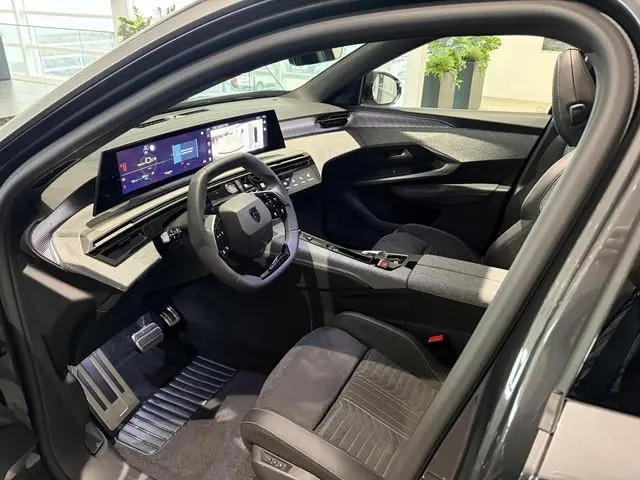 Peugeot e-5008
