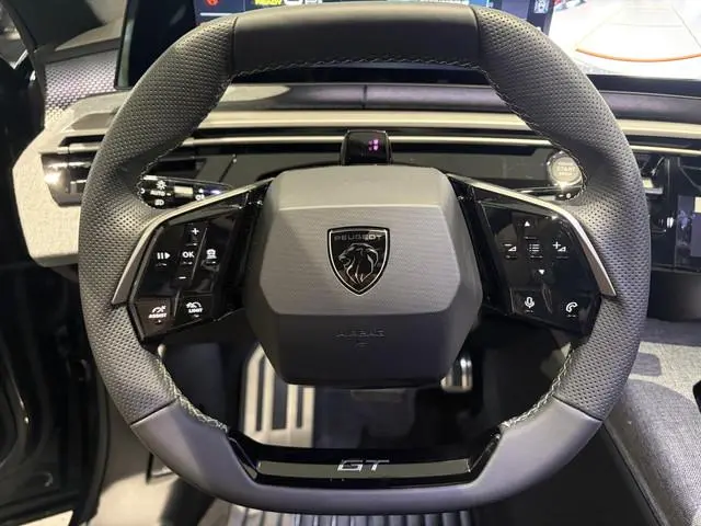 Peugeot e-5008