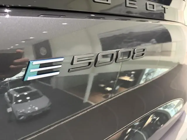 Peugeot e-5008