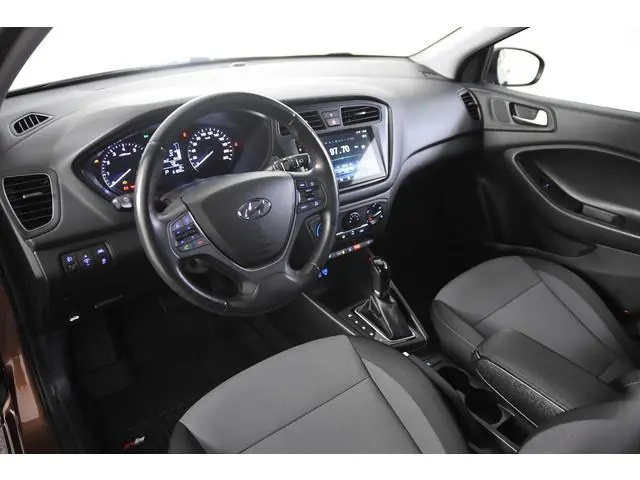 Hyundai i20 1.4i i-Vision Automaat *Navigatie*Camera*Stoelverwarming*