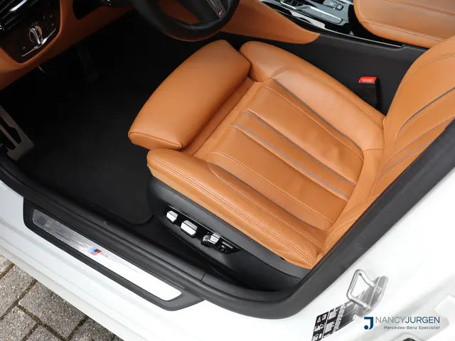 BMW 5-serie Touring 530i xDrive | M-Sport | Pano | Luchtvering | 4 Wiel Besturing | Leer | Ambiente...