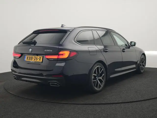 BMW 5-serie Touring 530e M Sport PHEV 293pk Dealer O.H | Trekhaak af fabriek | Adaptive Cruise | 19"...