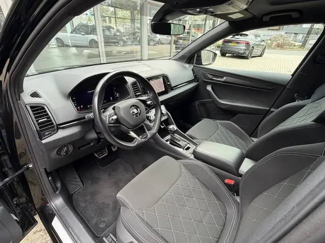 ŠKODA Karoq 1.5 TSI 150PK AUT. *!* SPORTLINE *!* PANODAK/ 360 CAMERA/ RADAR/ CARPLAY/ TREKHAAK *!*