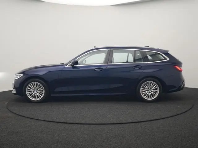 BMW 3-serie Touring 330e Luxury Line PHEV 293pk Dealer O.H. | Trekhaak Af Fabriek | Panodak | Head U...