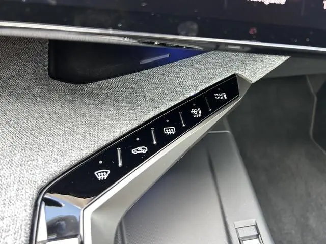 Peugeot e-3008