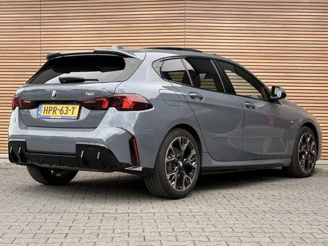 BMW 1-serie 120 M Sport Pro Shadow-Line Panoramadak / Sportstoelen / afnb. Trekhaak