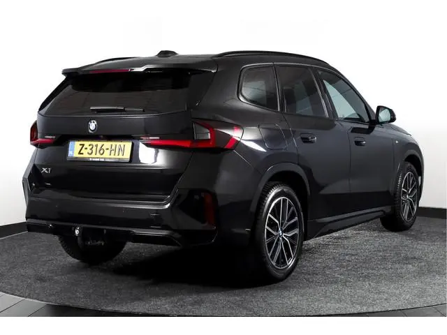 BMW X1 sDrive18i 136 PK M-Sport | Afn. Trekhaak | Dig. Cockpit | Cruise | PDC | Camera | NAV + App....