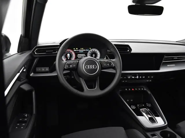 Audi A3 Limousine Advanced edition 30 TFSI 85 kW / 116 PK Limousine · 18'' zwarte lichtmetalen velge...
