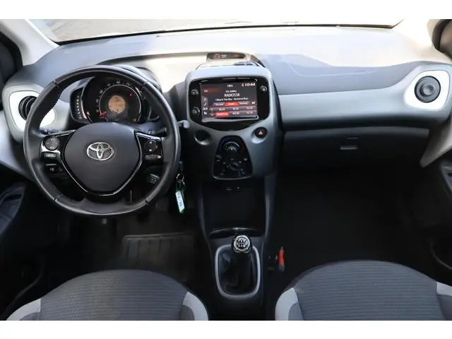 Toyota Aygo 1.0 VVT-i x-play 1e Eigenaar | Dealer Onderh | BTW | NAP | Camera | Navi | Carplay | Ful...